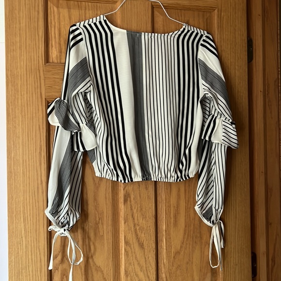 Gianni Bini slightly bow sleeve crisscross top - Picture 7 of 8